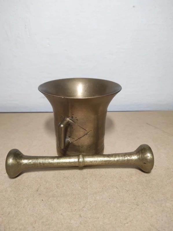 Starý mosazný hmoždíř