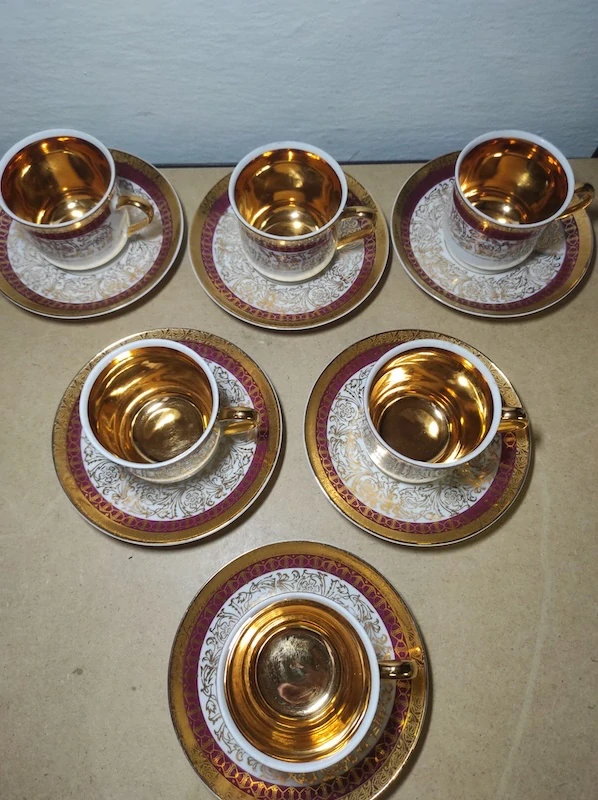 Sada porcelánových šálku s podšálkem