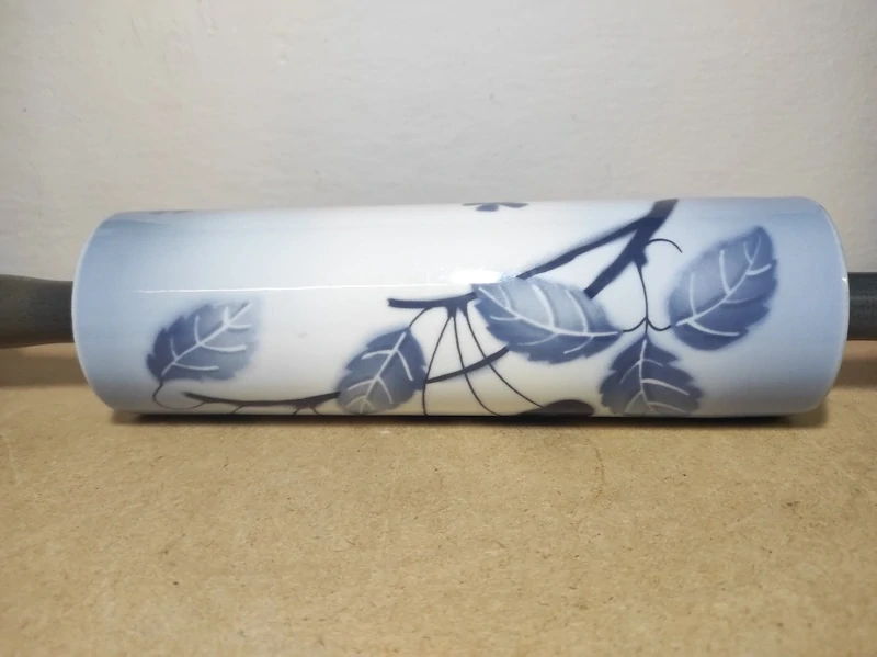 Starý porcelánový váleček modré třešně 