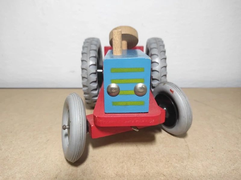 Traktor, dřevněná hračka 
