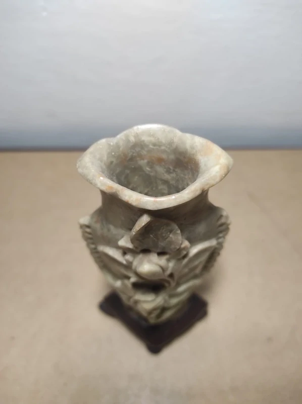 Zdobená váza z mastku 