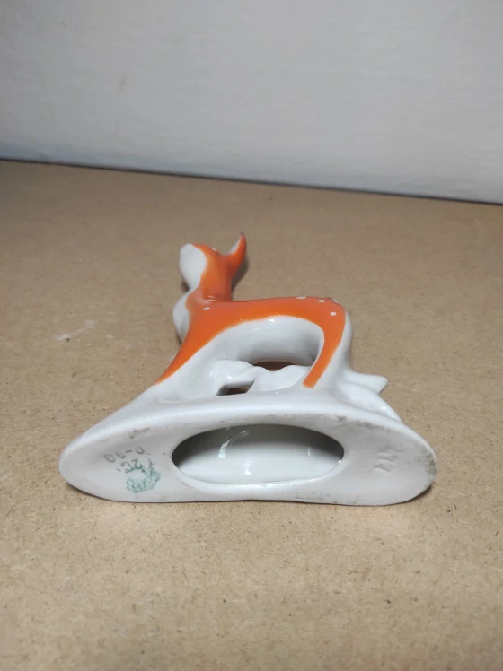 Porcelánová soška jelen