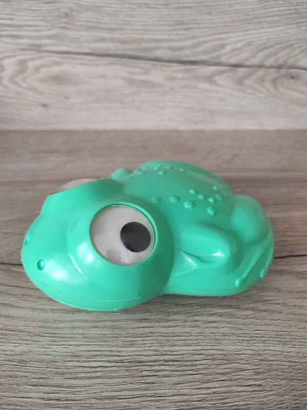 Retro plastová žába DRUŽSTVO SMĚR 