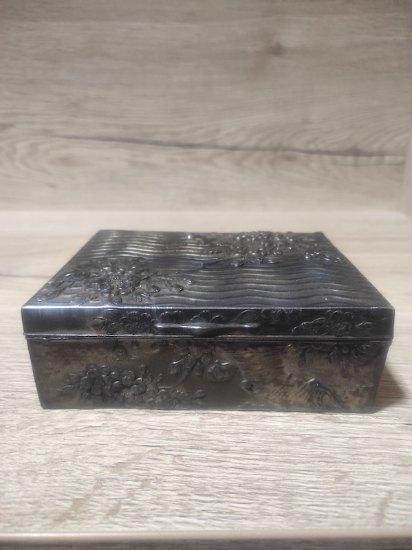 Krásná kovová zdobená šperkovnice 