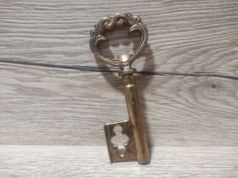 Mosazný klíč - vývrtka 