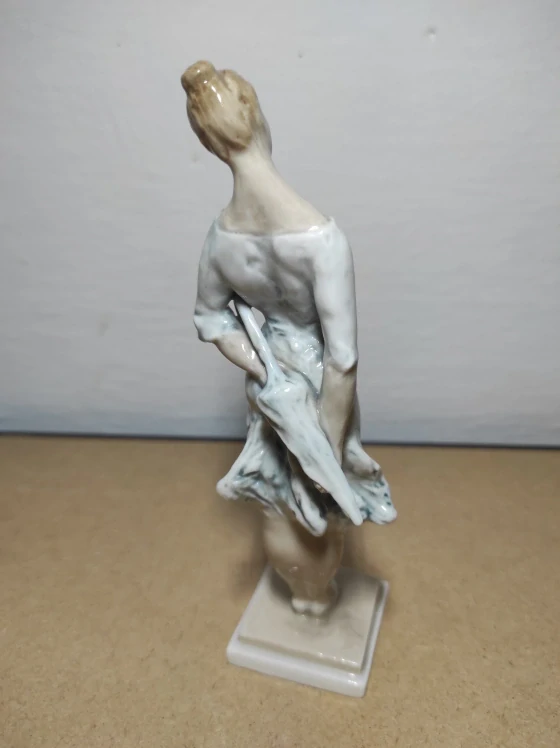 Porcelánová soška dáma s deštníkem 