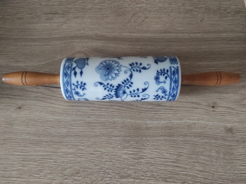 Porcelánový váleček cibulák Dubí 