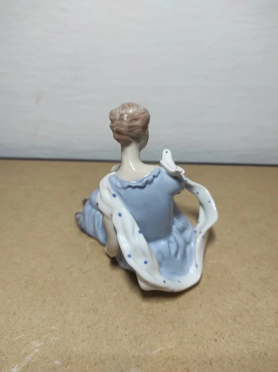 Royal Dux, dívka s ptáčkem 