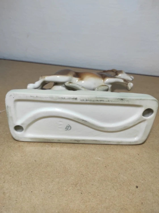 Porcelánová soška, koně v běhu, Royal Dux.