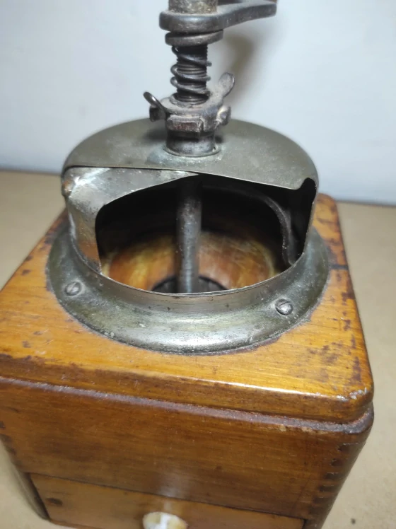 Starý dřevěný mlýnek na kávu 