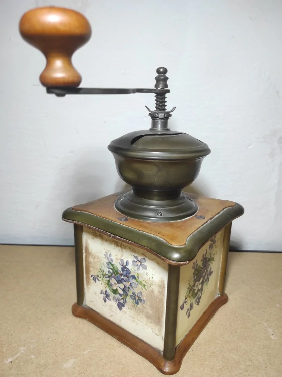 Starožitný mlýnek na kávu 