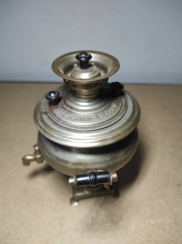Starý malý ruský samovar 
