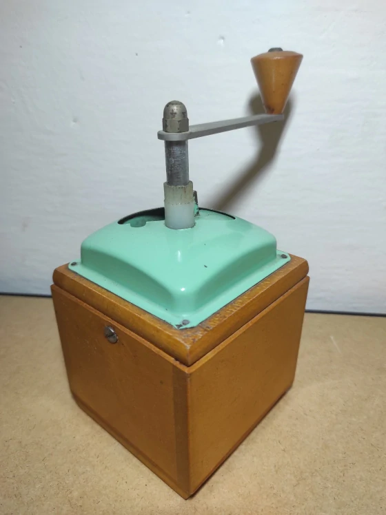 Starý mlýnek na kávu 