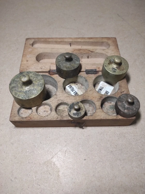 Staré závaží v dřevěné krabičce