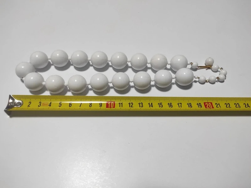 Retro plastové bílé velké koralé 