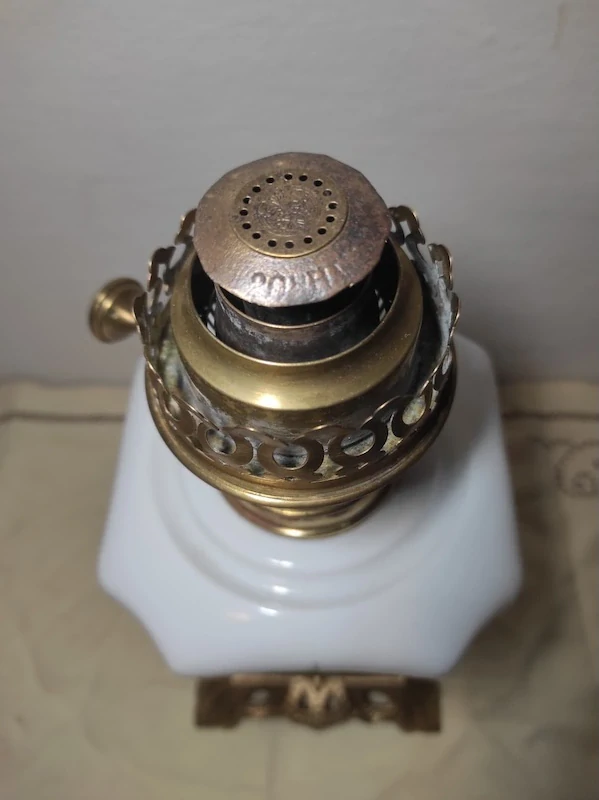 Stará petrolejová stolní lampa 