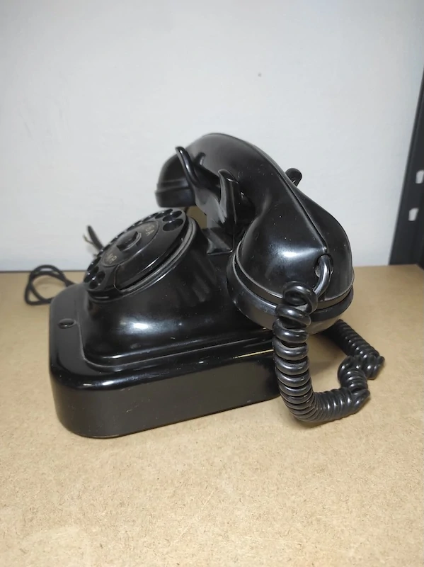 Bakelitový telefon - Tesla 