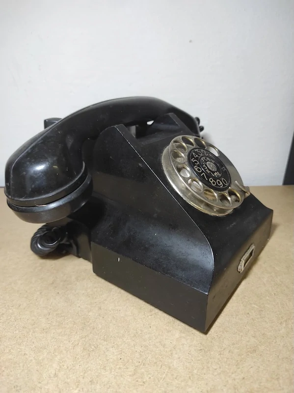 Starý bakelitový telefon - Tesla 