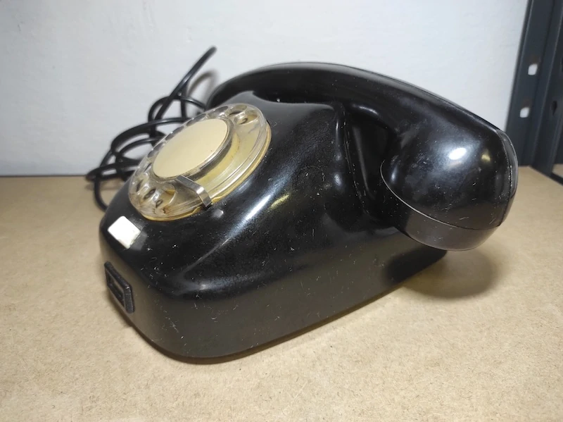 Starý bakelitový telefon - Tesla 