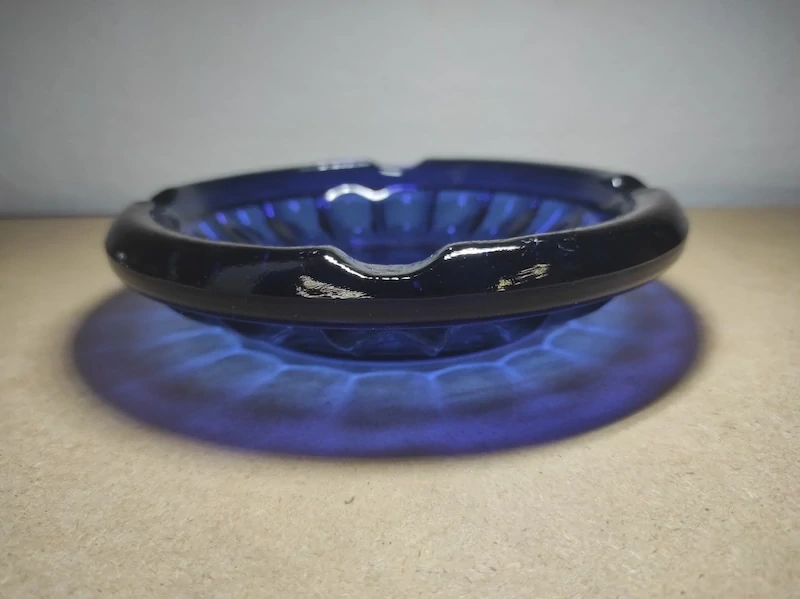 Kobaltový skleněný popelník 