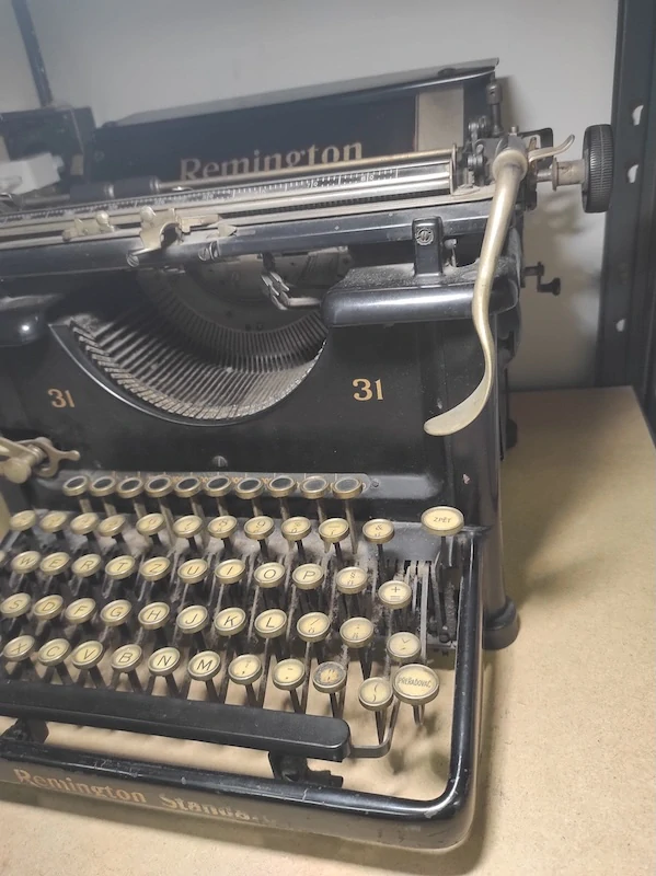Starý psací stroj - Remington 