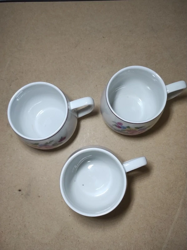 Hrníčky „bucláky“ s květovým dekorem