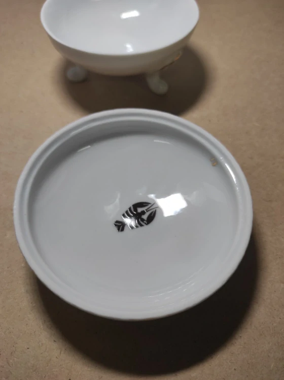 Porcelánová dóza na nožkách