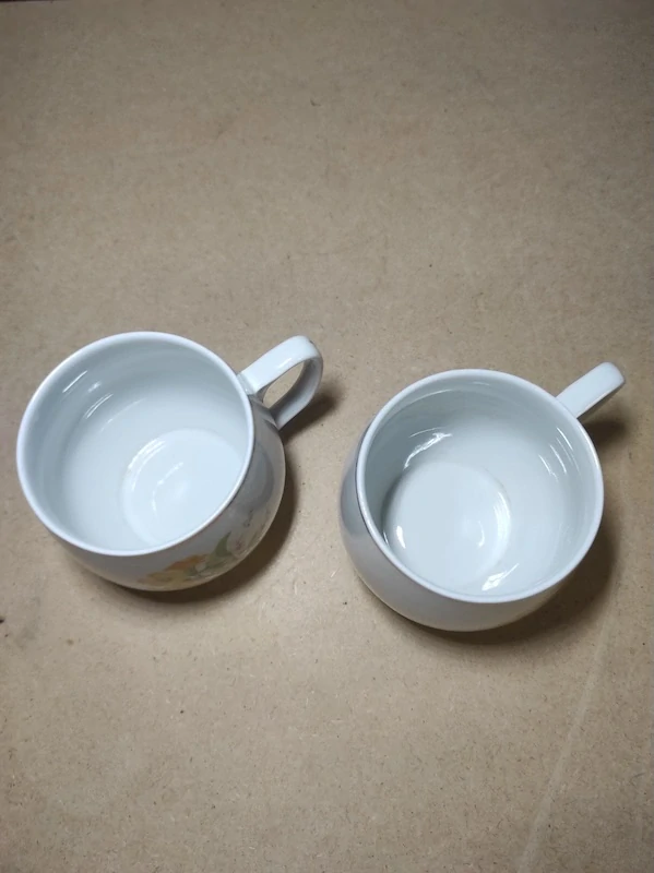 Hrníčky „bucláky“ s květovým dekorem