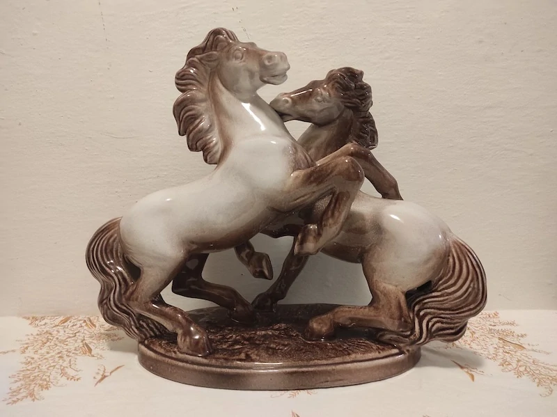 Sousoší koní, glazovaná keramika 