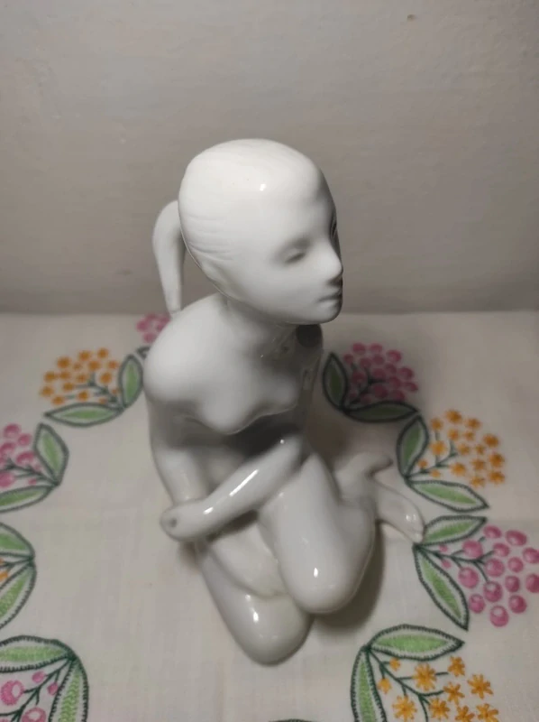 Royal Dux, akt ženy, porcelánová soška