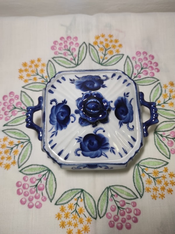 Porcelánová cukřenka s víkem 