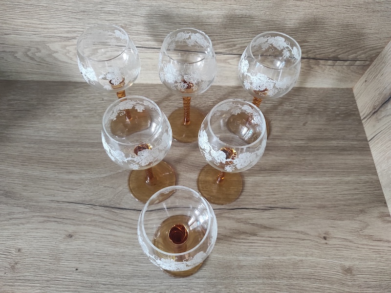 Krásné sklenice na stopce na víno 