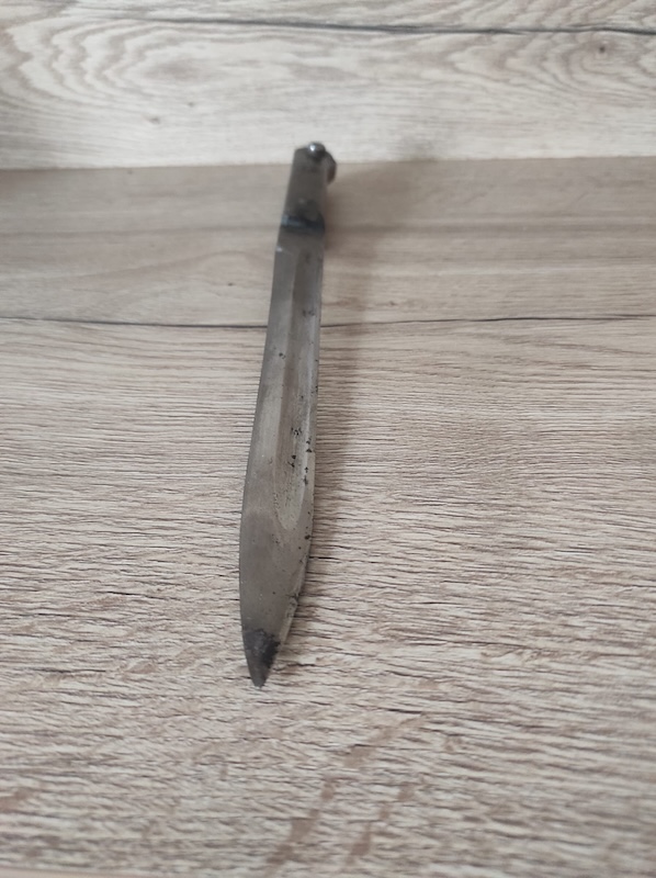 Starý vojenský bodák 