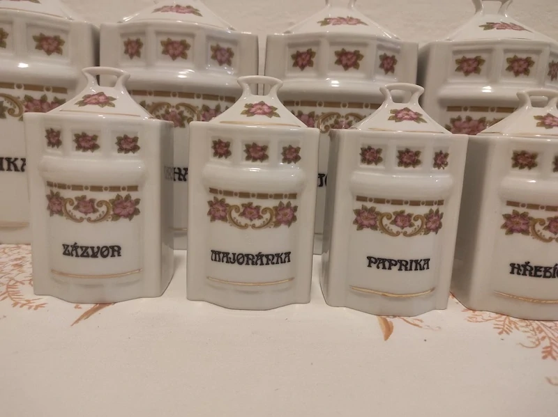 Porcelánové kořenky 