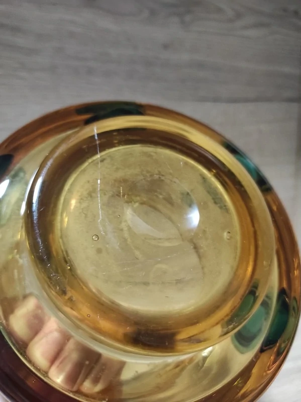 Skleněná mísa s nálepy J.Hospodka 