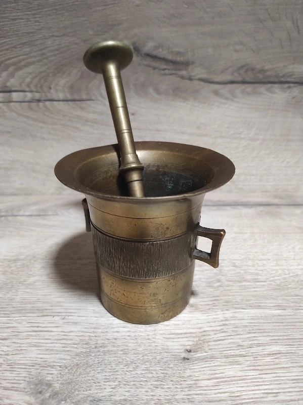 Starý mosazný hmoždíř č. 4