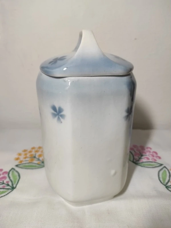 Stará porcelánová dóza modré třešně 