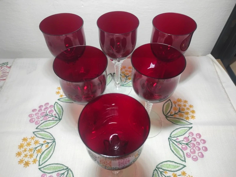 Skleničky na stopce rubínové sklo 