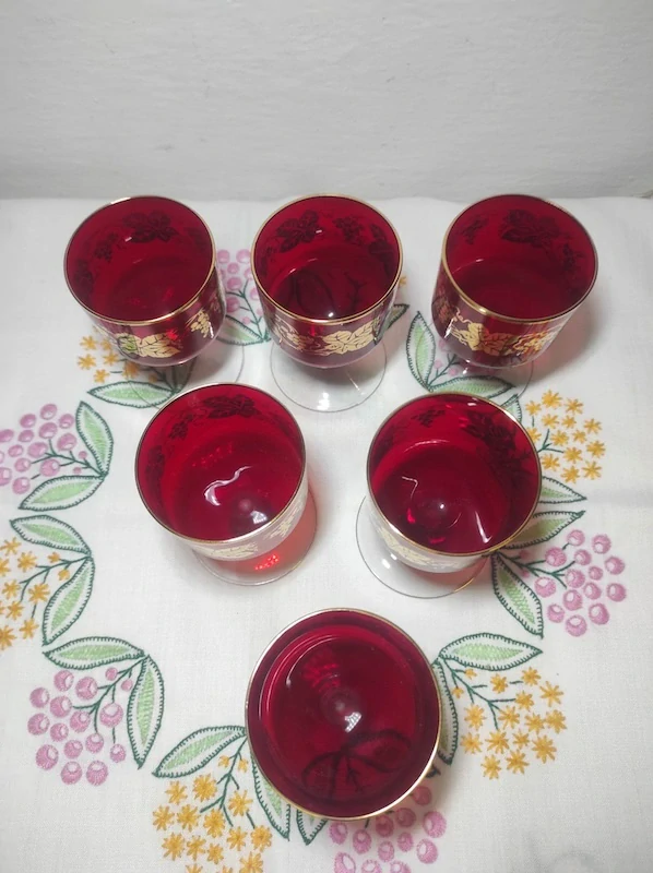 Skleničky na víno se zlatým dekorem 