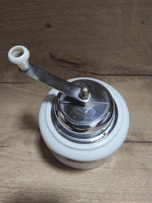 Porcelánový mlýnek 