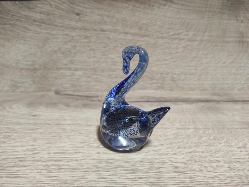 Skleněná figurka labuť