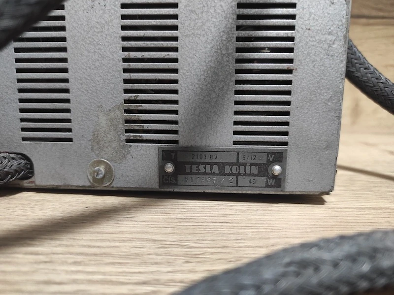 Staré rádio Tesla 2103BV + měnič 