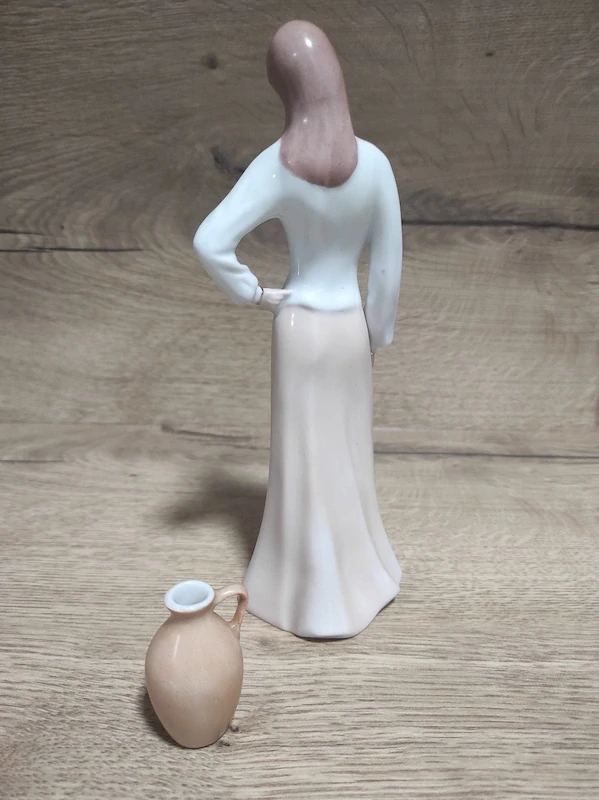 Porcelánová soška Royal Dux – Dáma se džbánem (návrh Fuksová) 