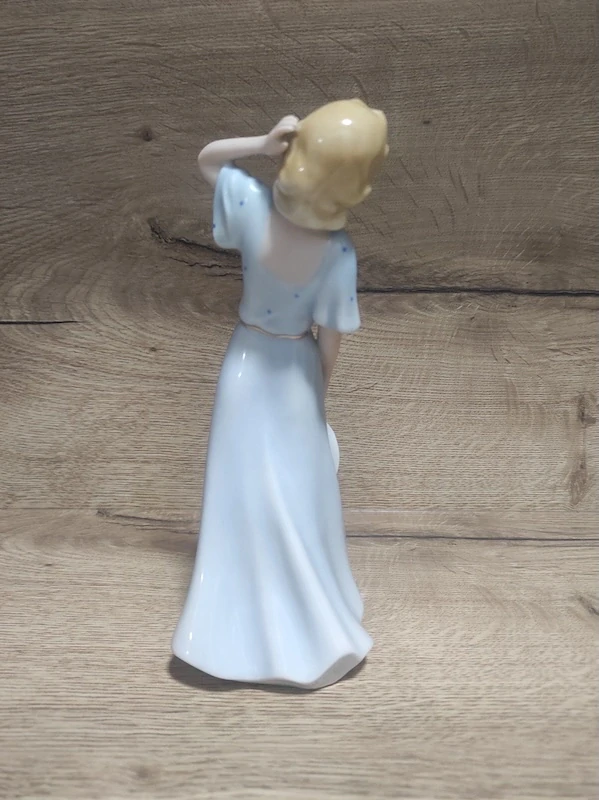 Porcelánová soška Royal Dux – Dáma s kloboukem (návrh Fuksová) 