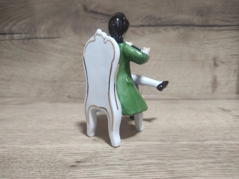 Barokní porcelánová soška – pán s flétnou