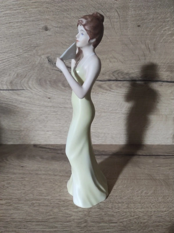  Porcelánová soška Royal Dux – Dáma s vějířem (návrh Fuksová)
