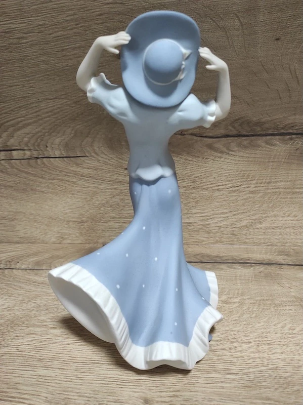 Porcelánová soška – dáma s kloboukem Royal Dux 