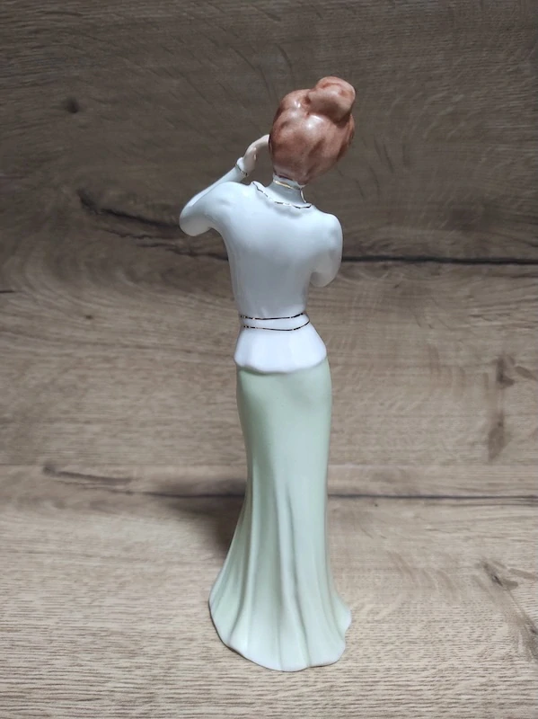 Porcelánová soška Royal Dux – dáma se zrcátkem (návrh Fuksová)