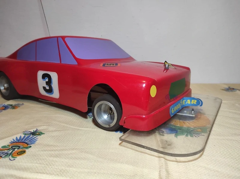 Retro dálkově ovládané autíčko (RC model)