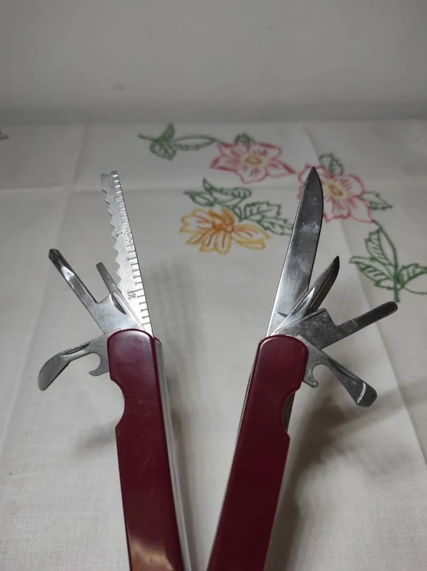 Multifunkční kapesní nůž 